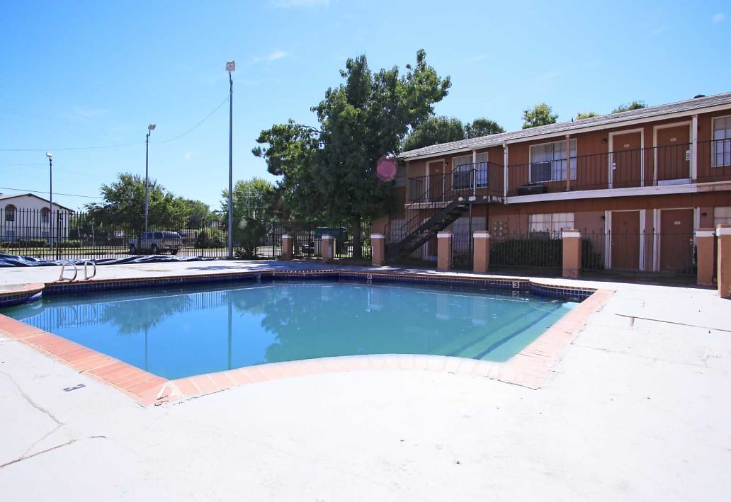 Campus Pointe Apartments - pool