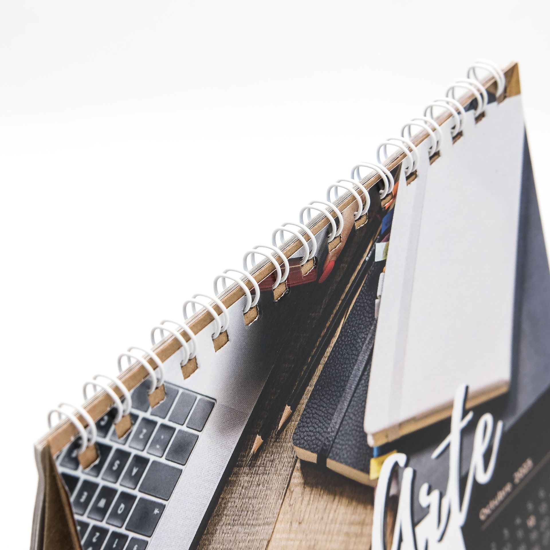 Un calendario encuadernado en espiral con la palabra carta.