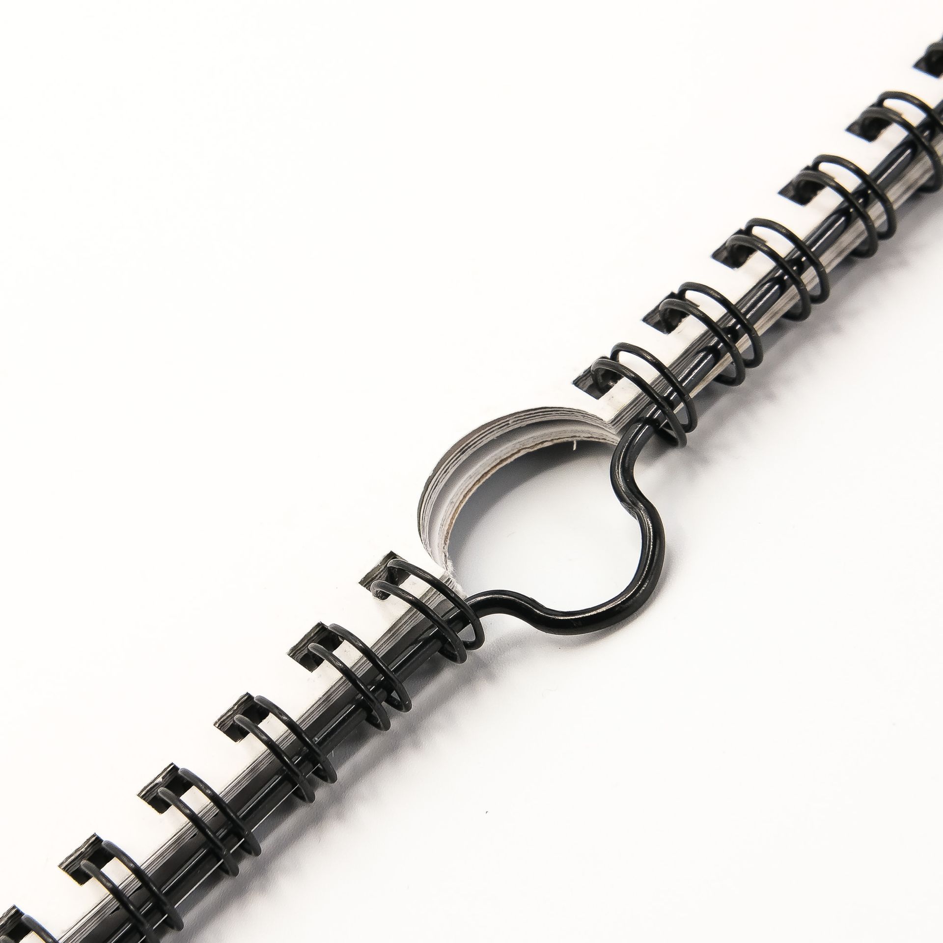 Un primer plano de un calendario encuadernado en espiral sobre un fondo blanco.