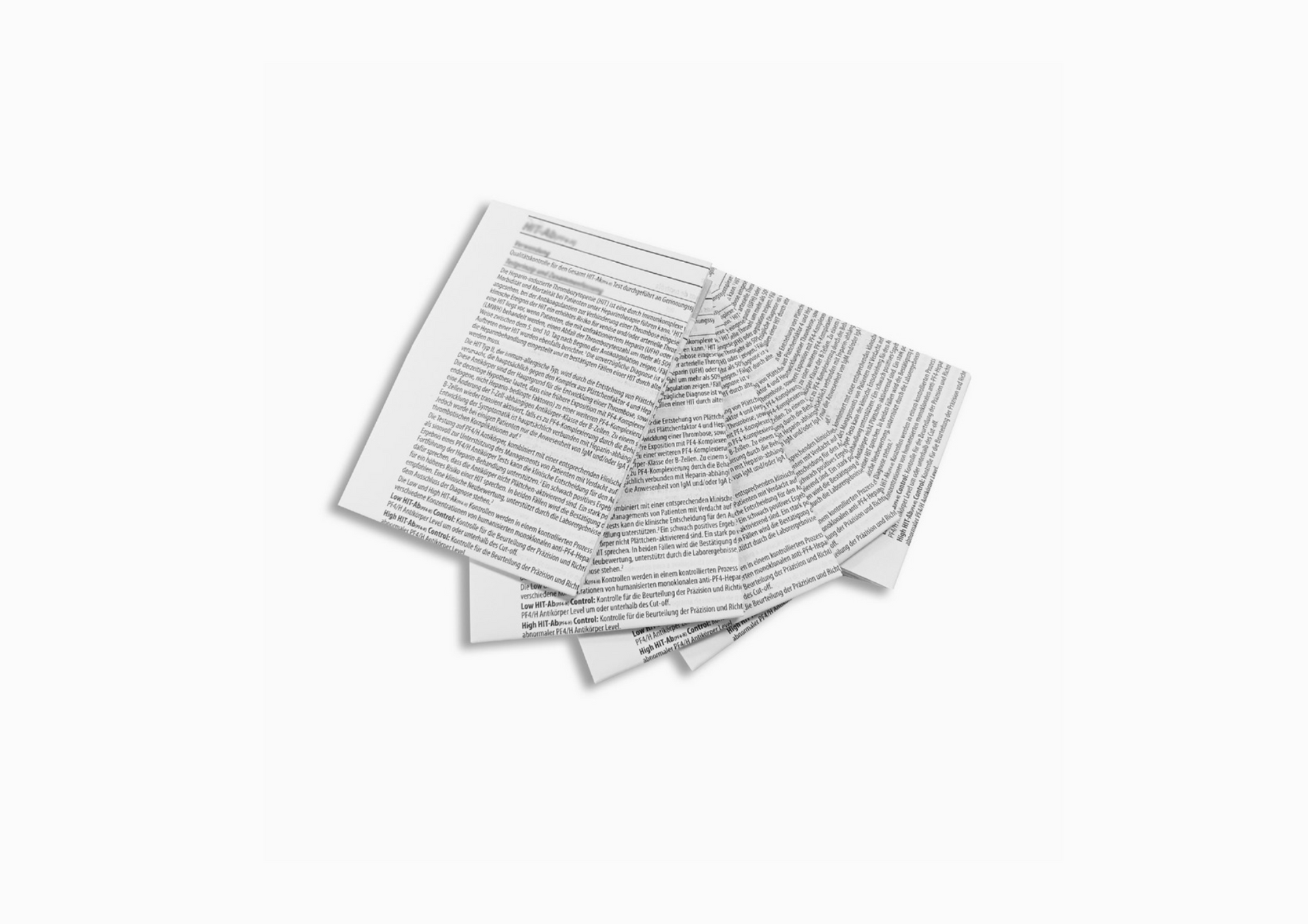 Una pila de periódicos apilados uno encima del otro sobre un fondo blanco.