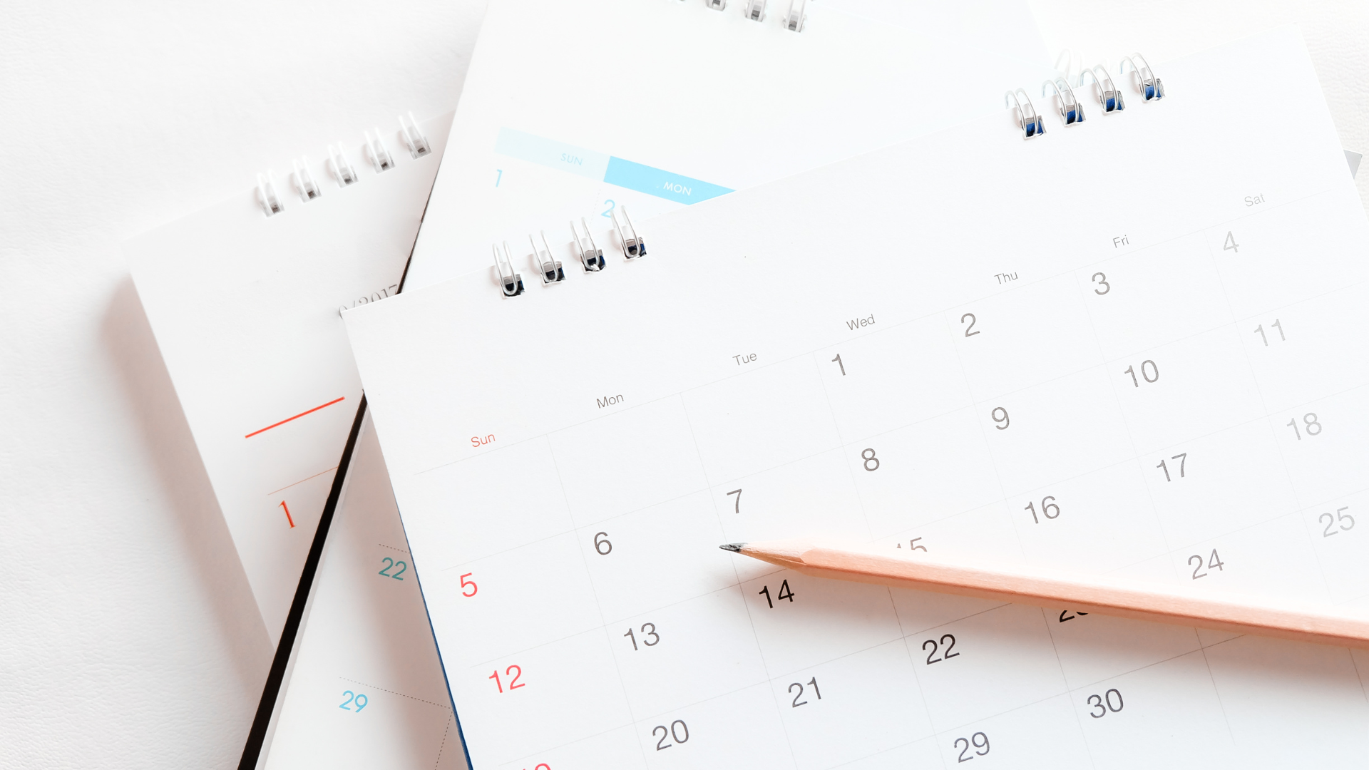 Un calendario con un lápiz encima.