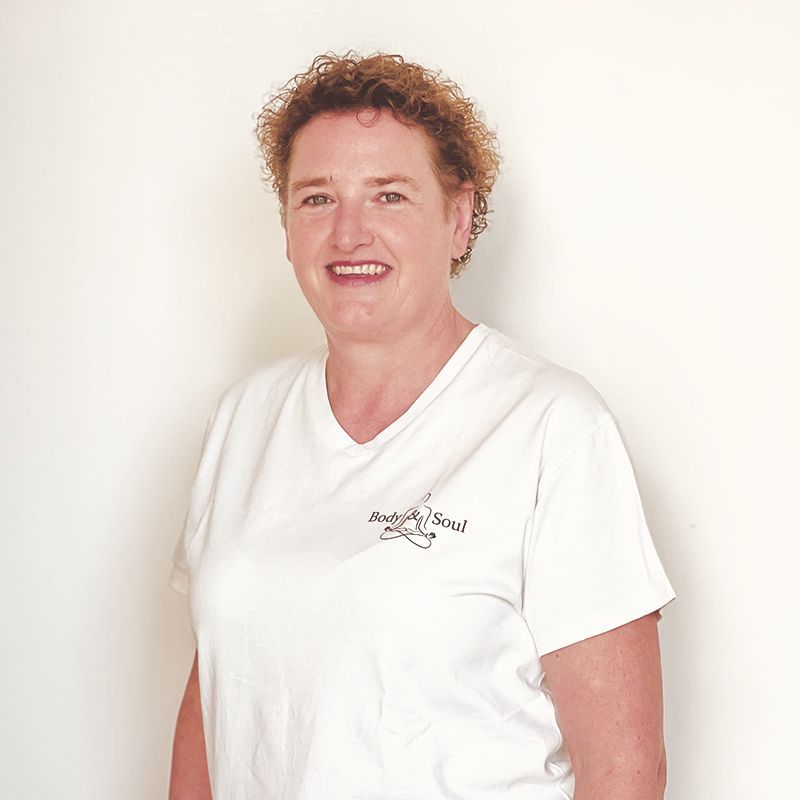 Eine Frau trägt ein weißes T-Shirt mit einem Logo darauf