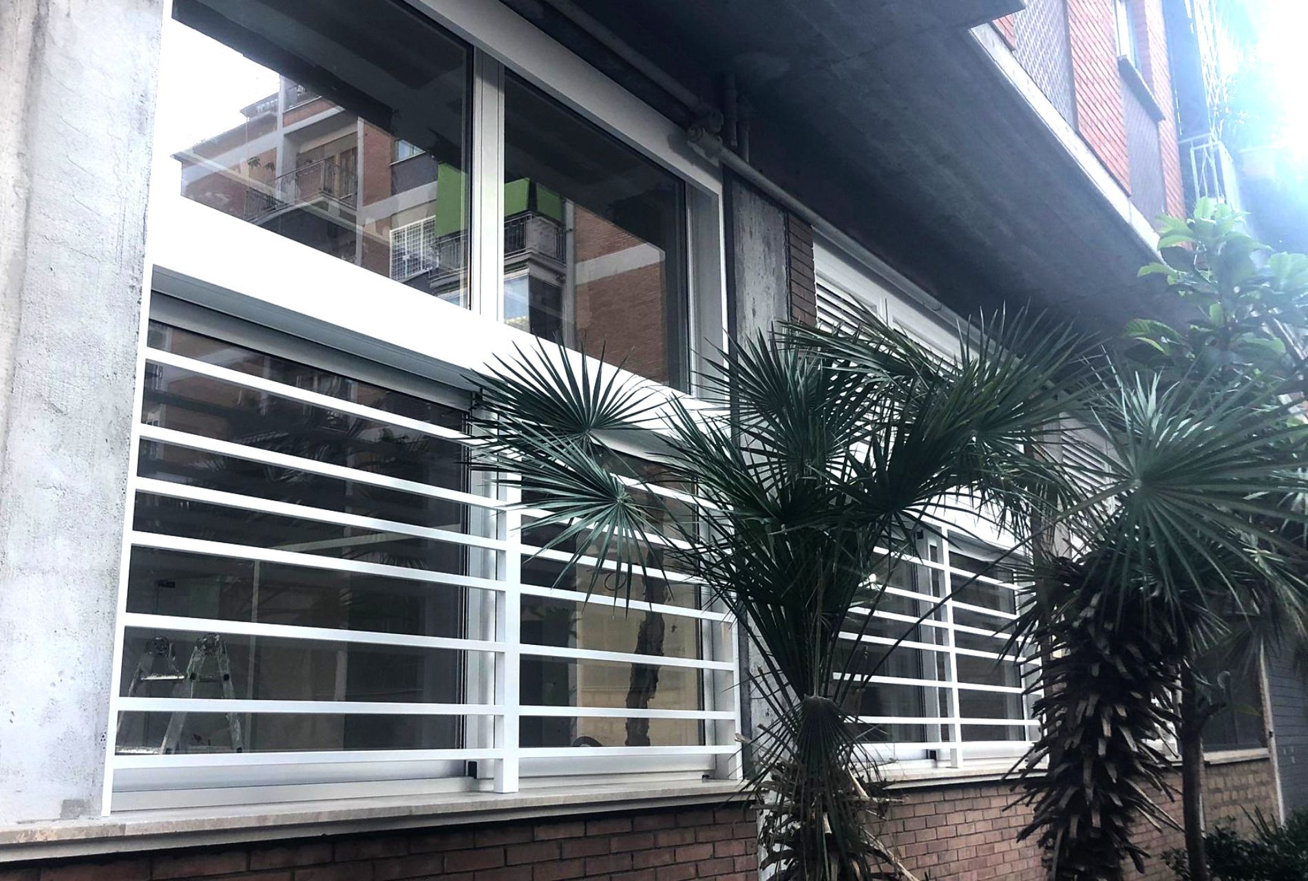 finestre con grate di sicurezza bianche