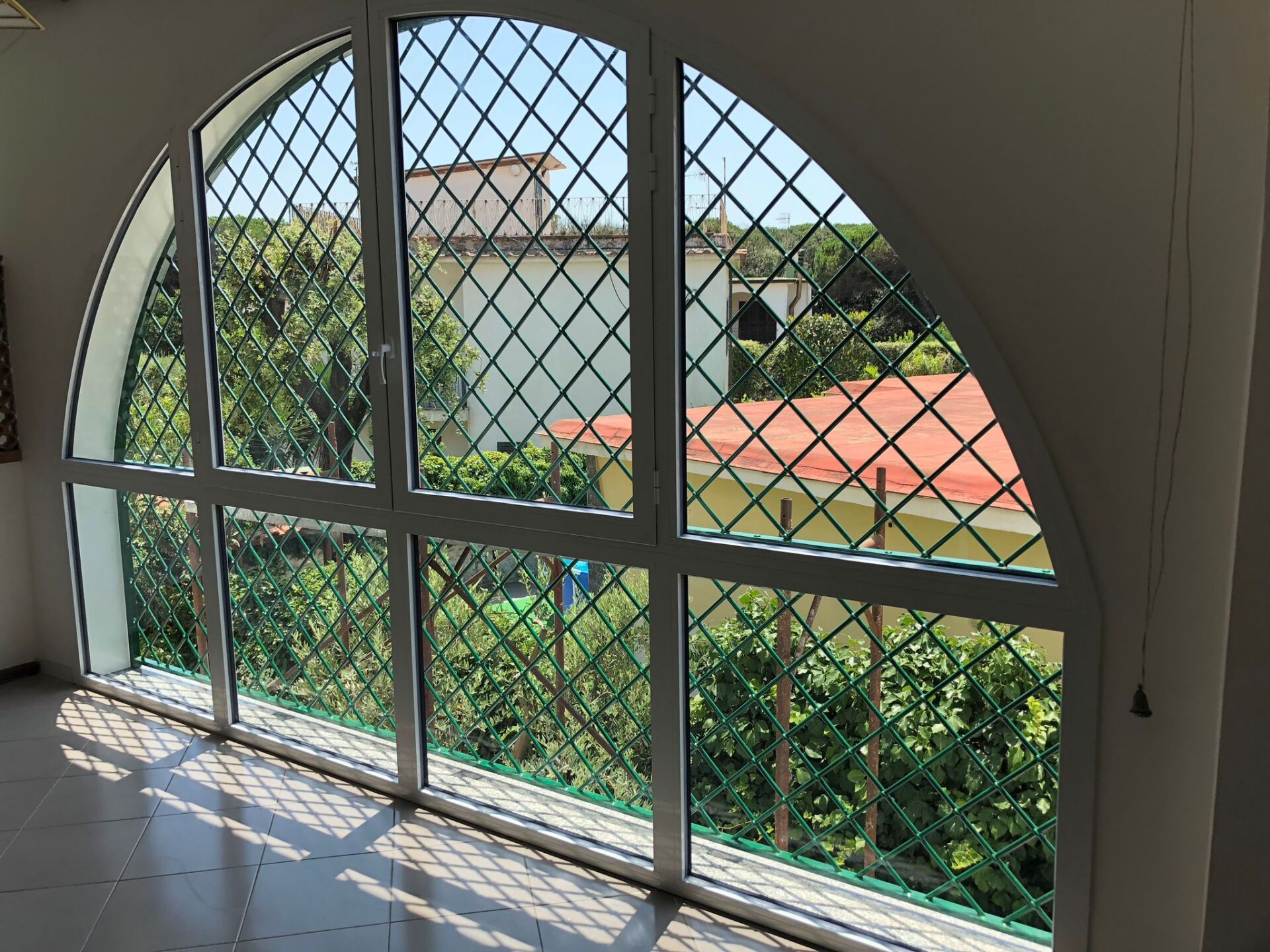 infisso con grata in alluminio