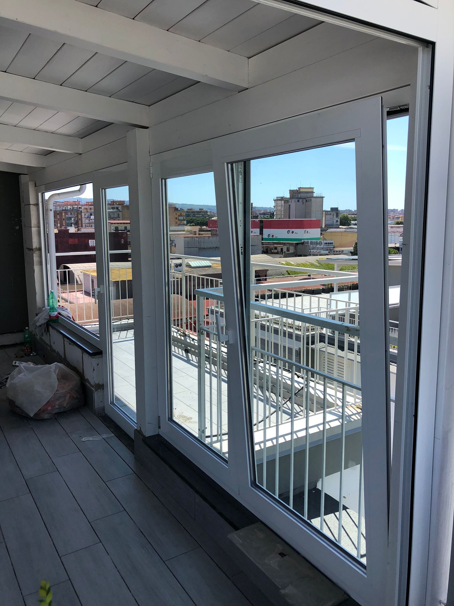 infissi a vasistas in alluminio