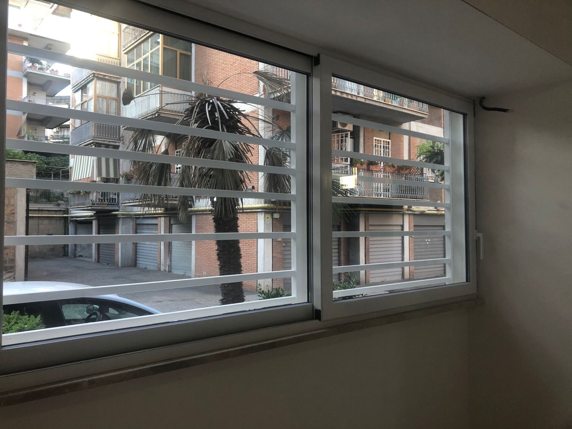 finestra con grata e infissi in alluminio