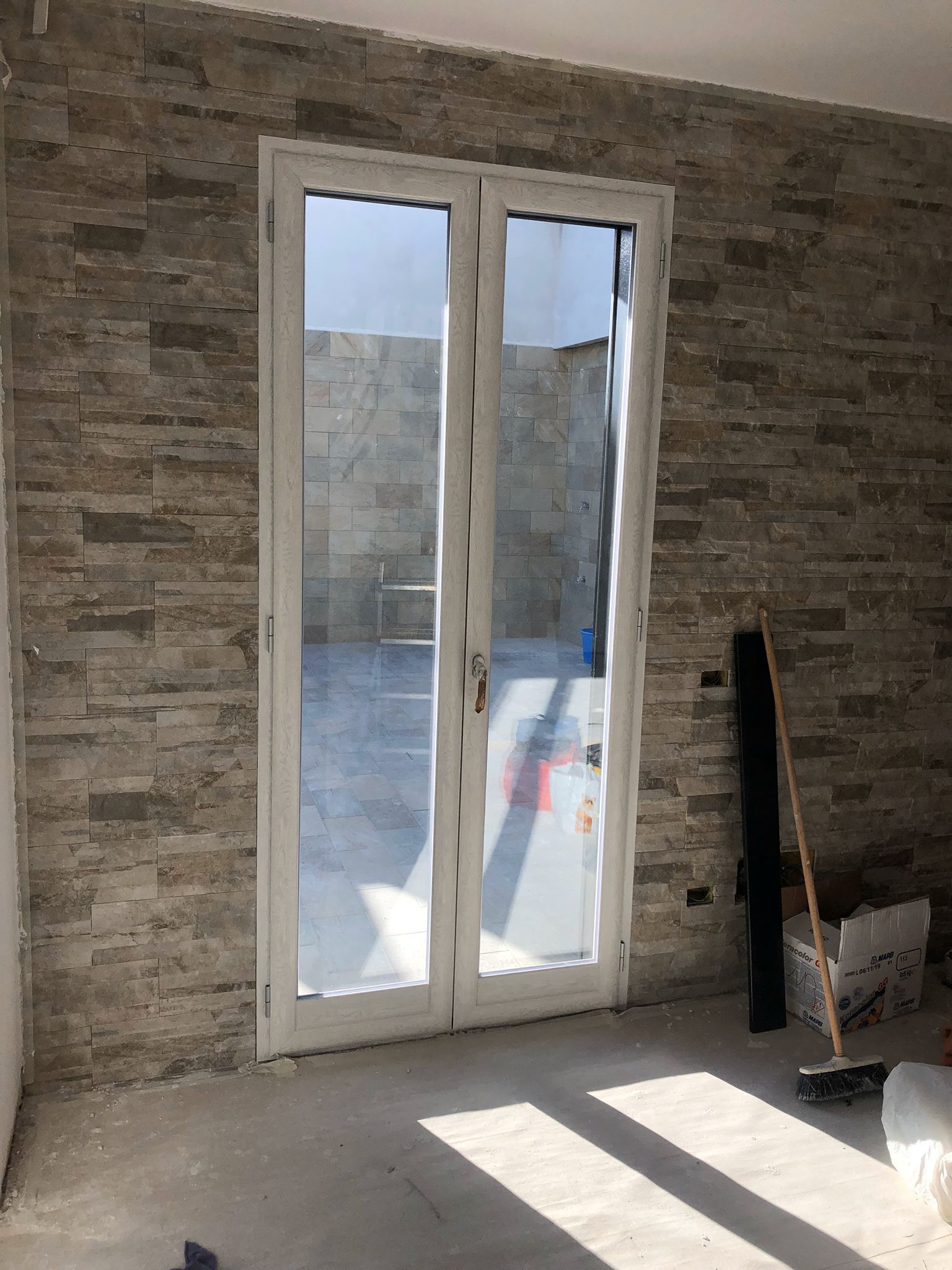 balcone con infissi in alluminio