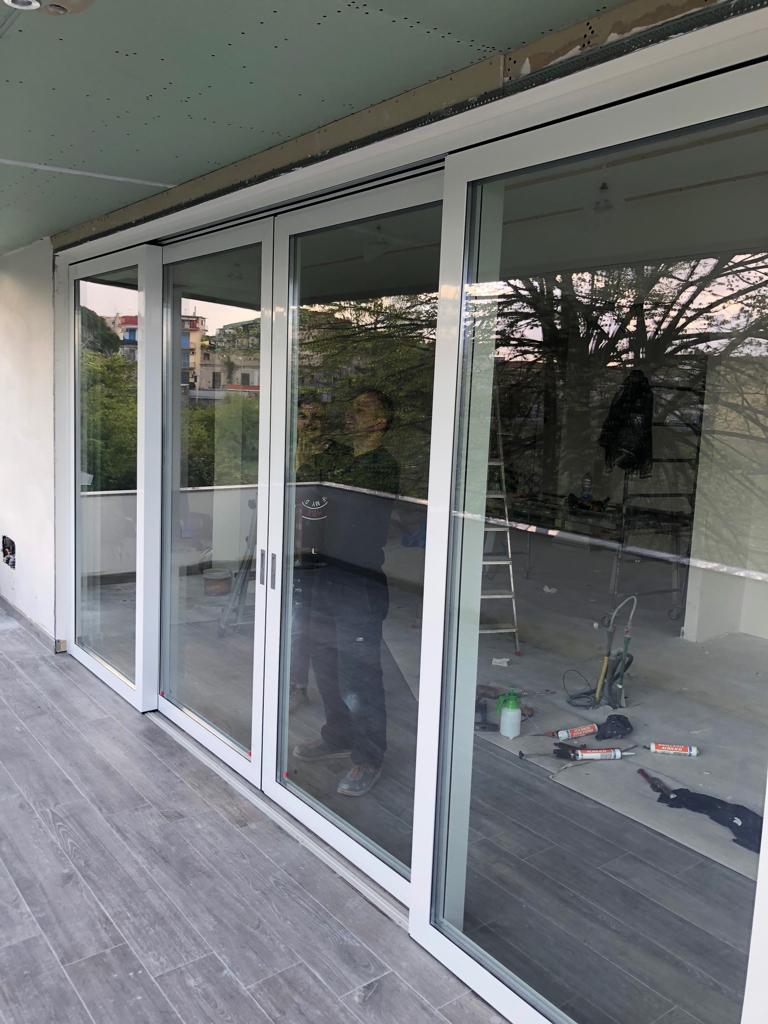 installazione di infissi scorrevoli in alluminio