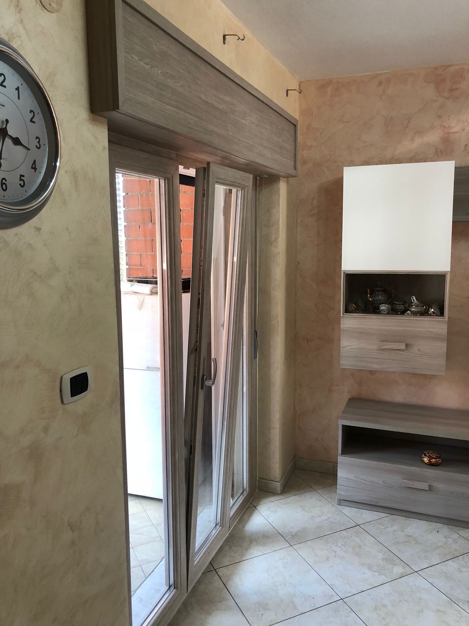 infissi in PVC con apertura a vasistas