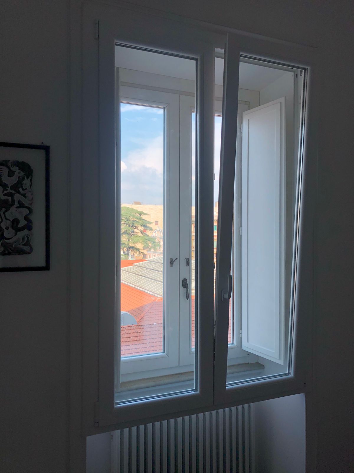 finestra con infissi in PVC a vasistas