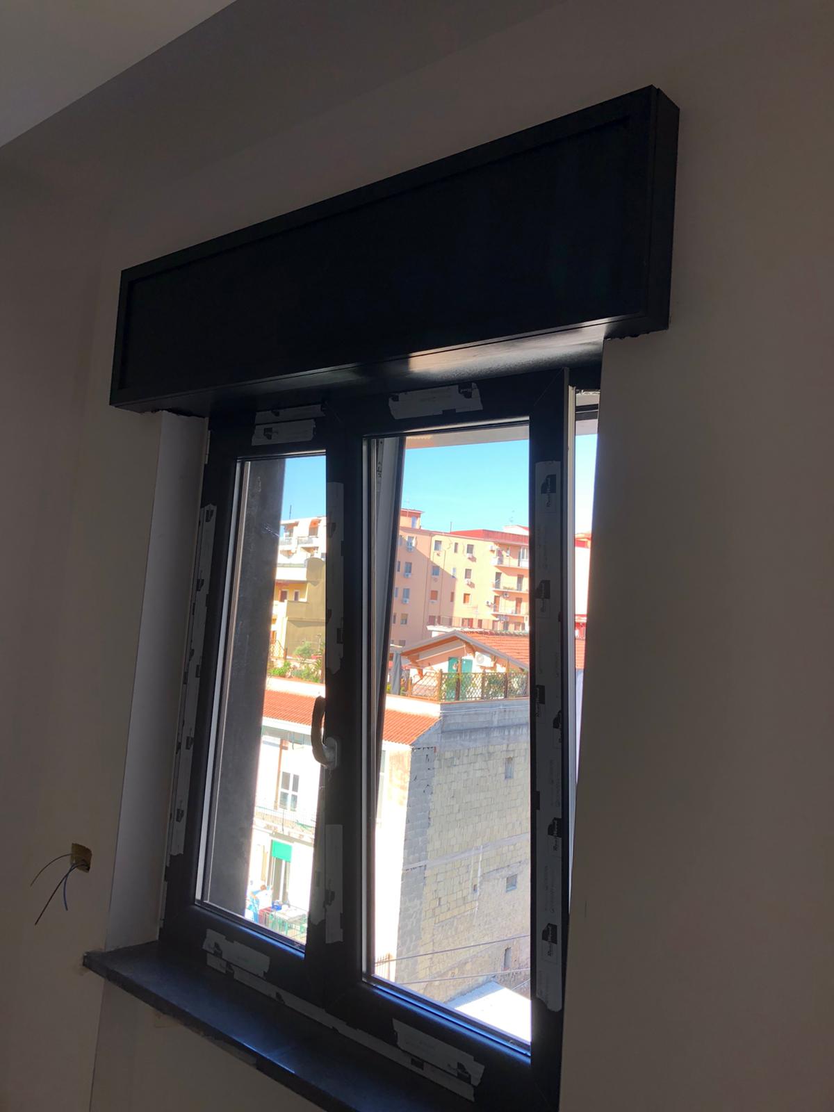 finestra con infisso a vasistas in PVC scuro