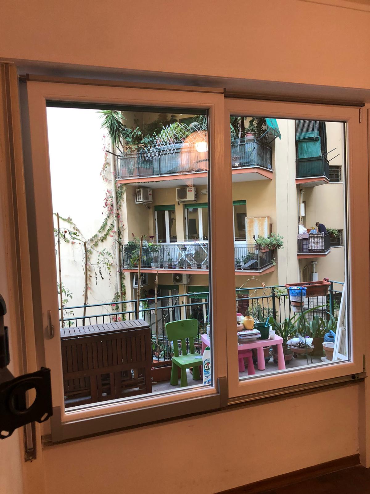 finestra con infissi in PVC scorrevoli