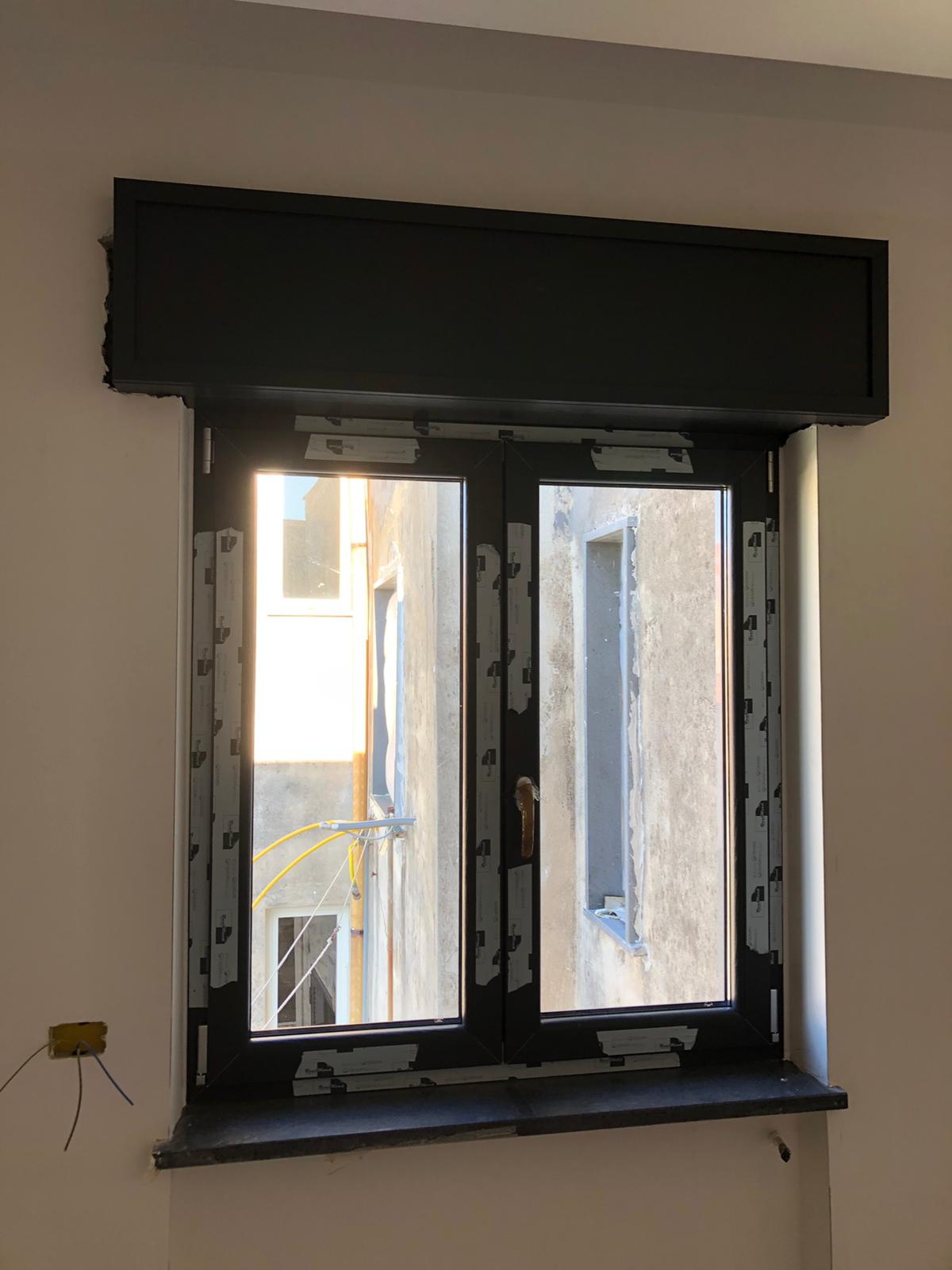 infissi in PVC scuro per finestra