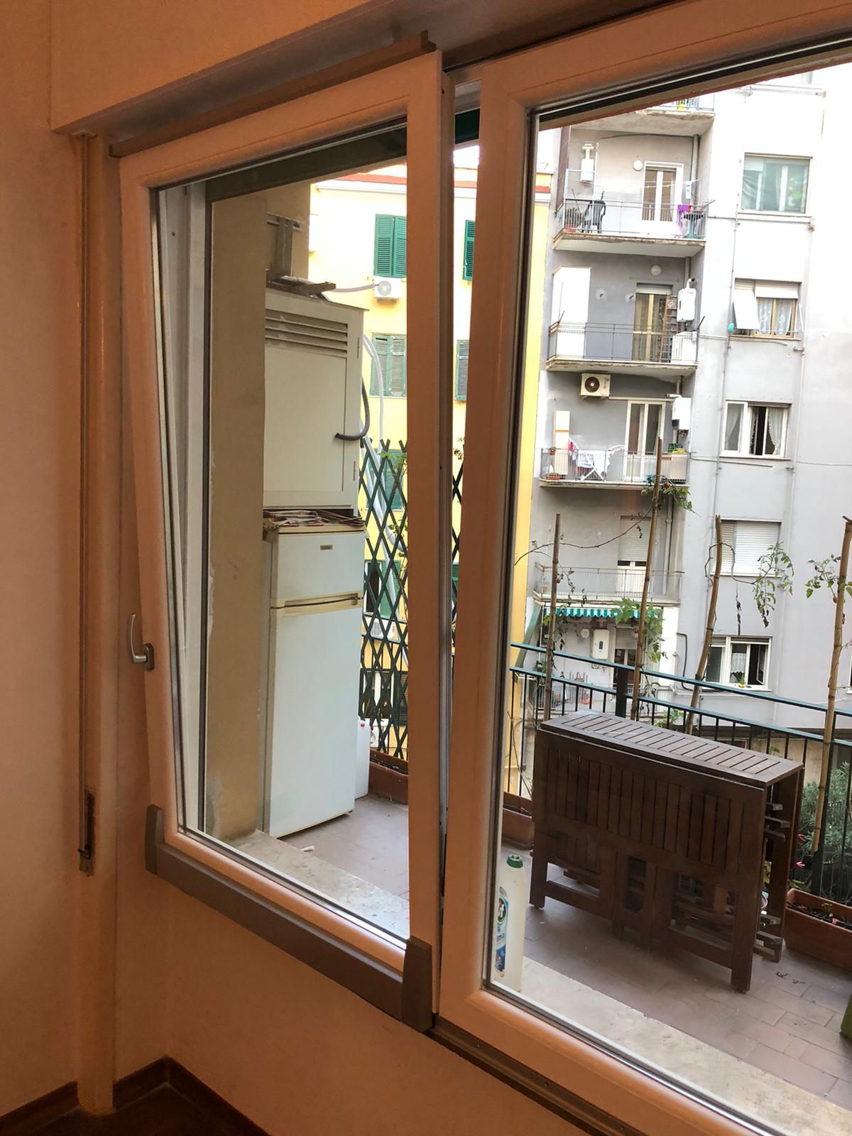 infissi in PVC con sistema di apertura a vasistas