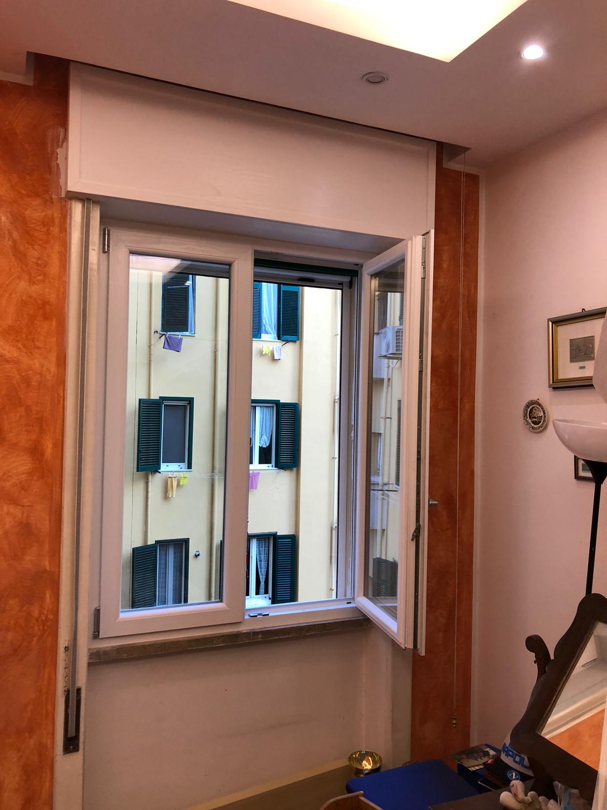 finestra con infissi in PVC bianchi