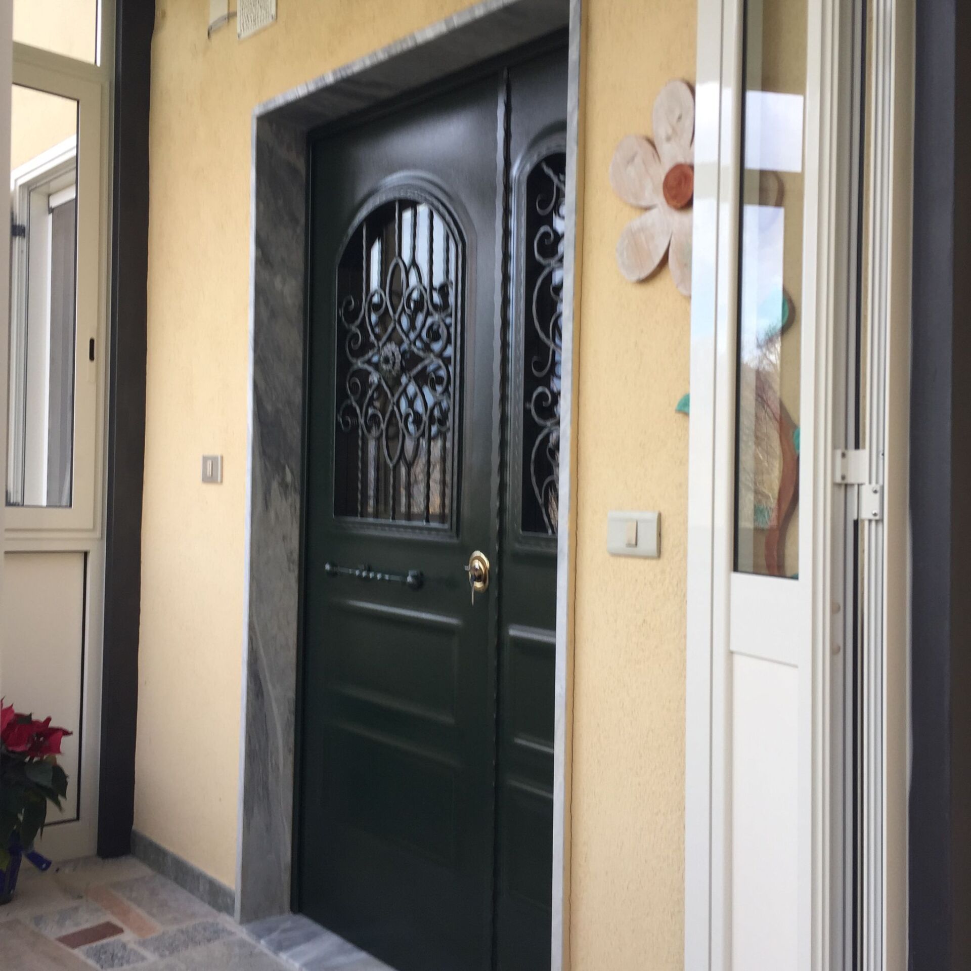 portoncino di ingresso lavorato in ferro