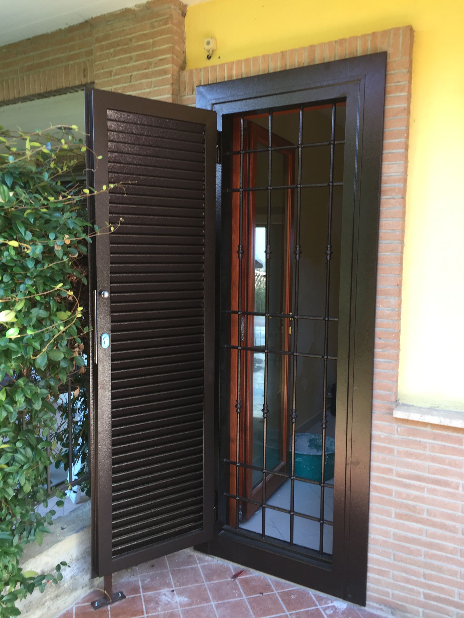 balcone con grata di sicurezza