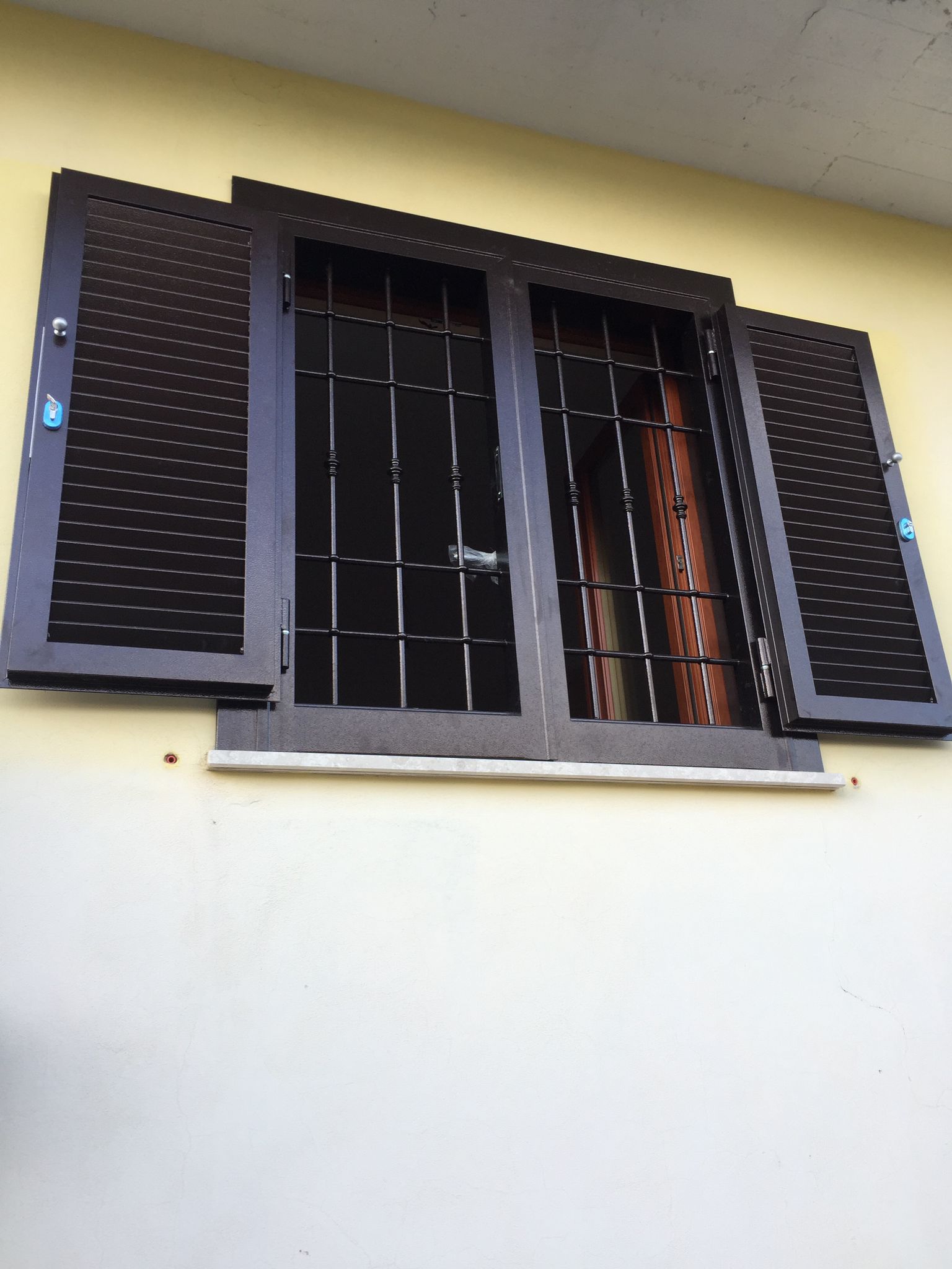 finestra con grata di protezione