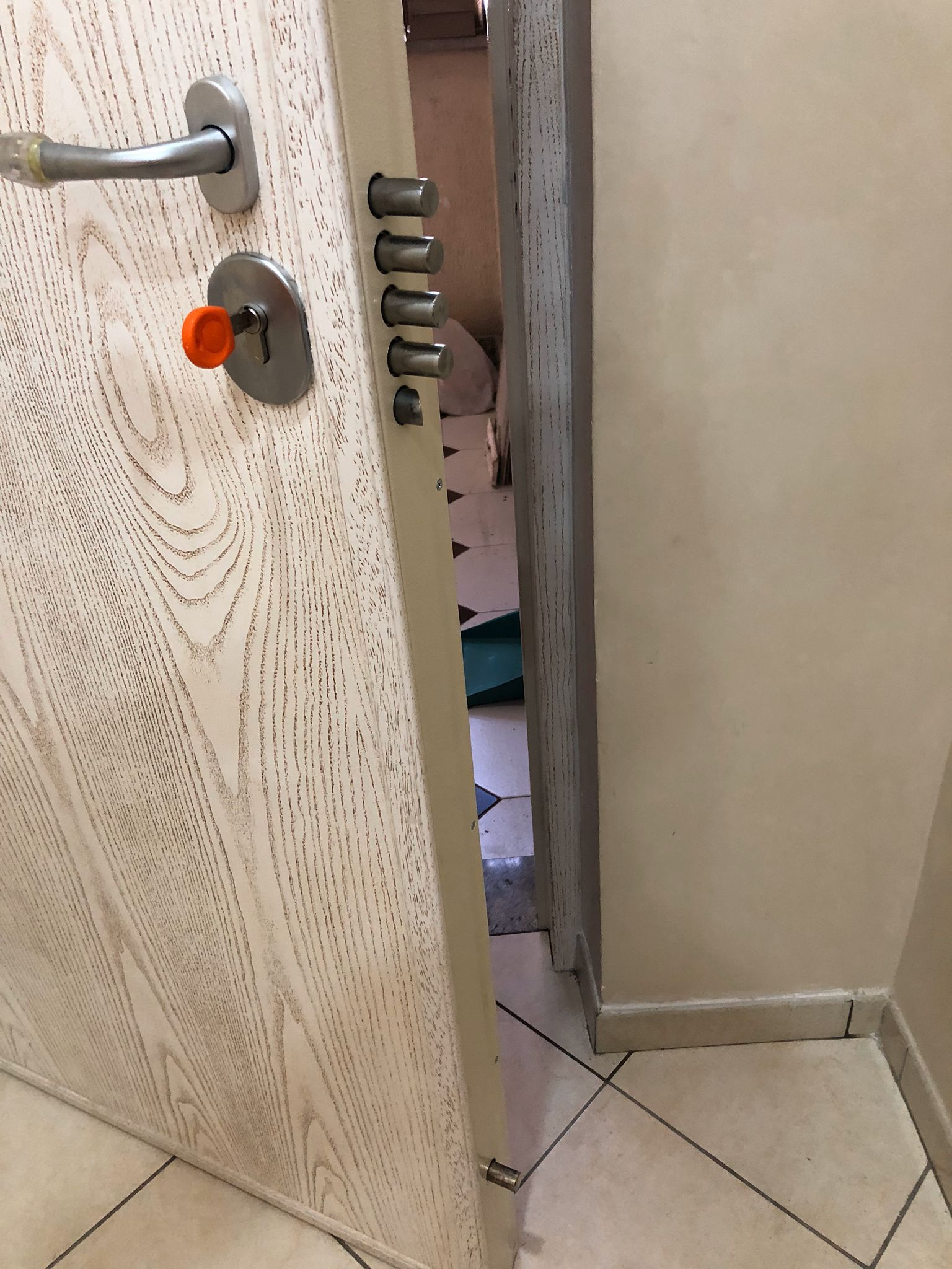 porta con serratura blindata