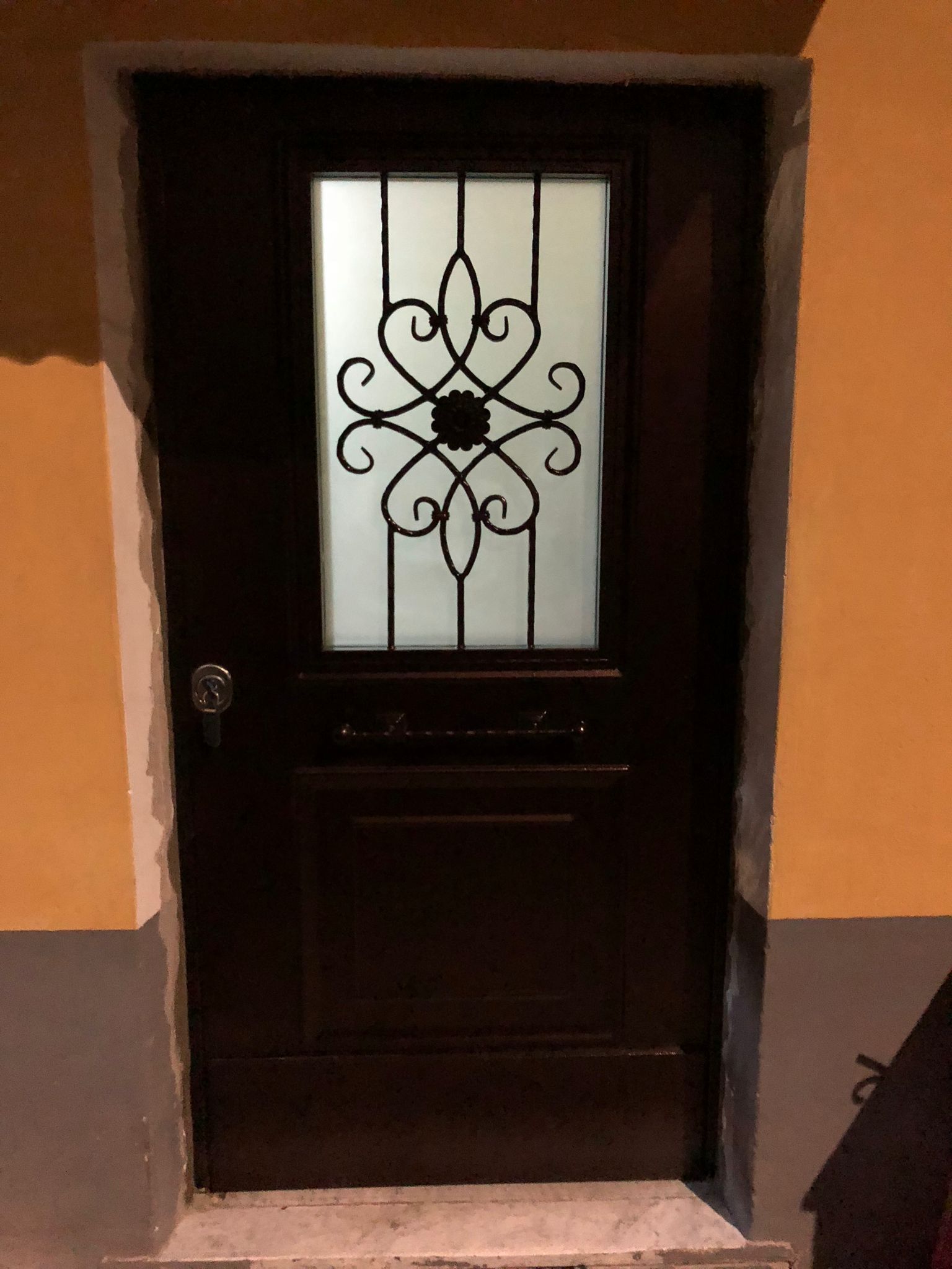 finestre con grate di protezione bianche