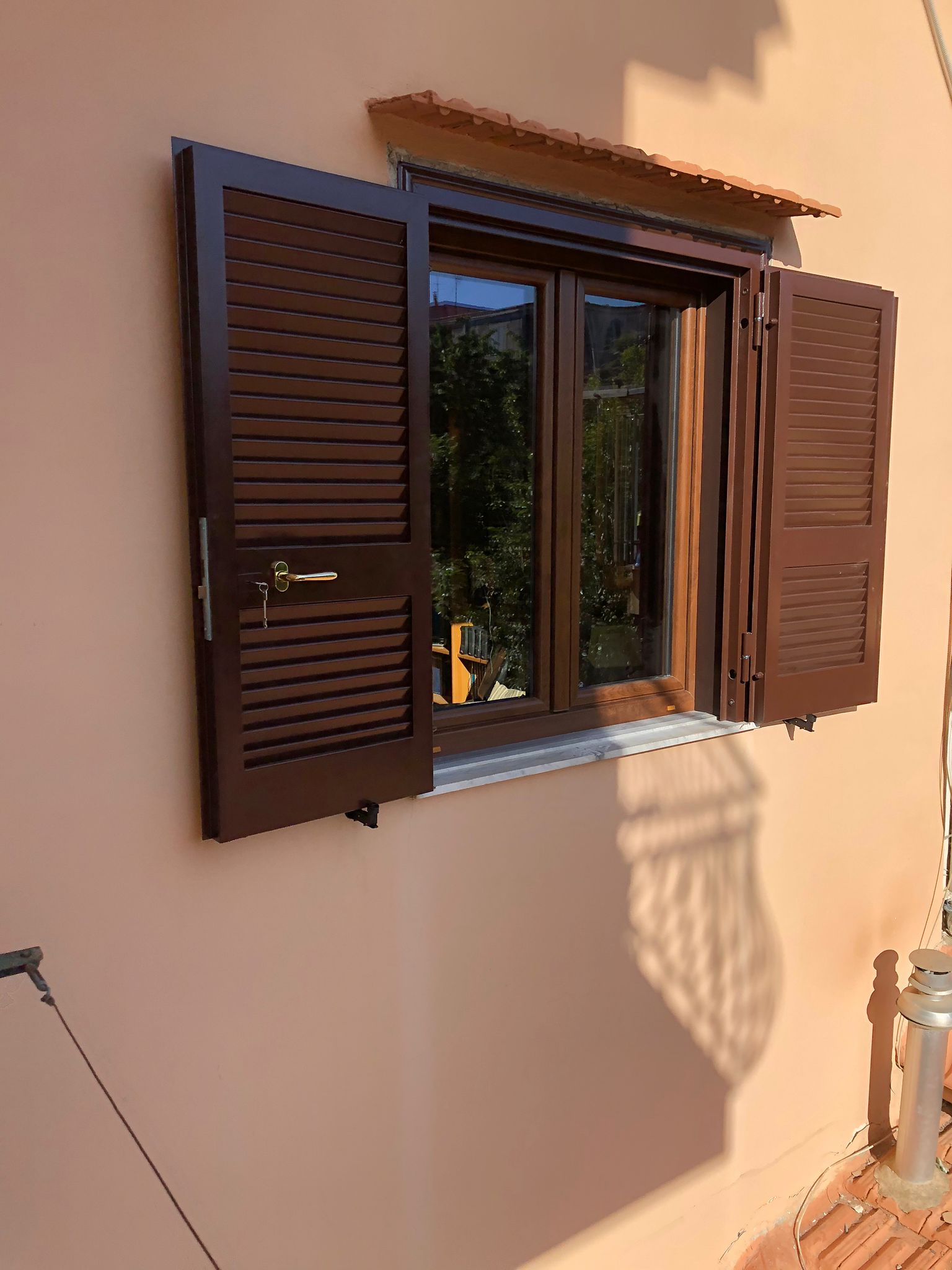 finestra con persiane in legno-alluminio