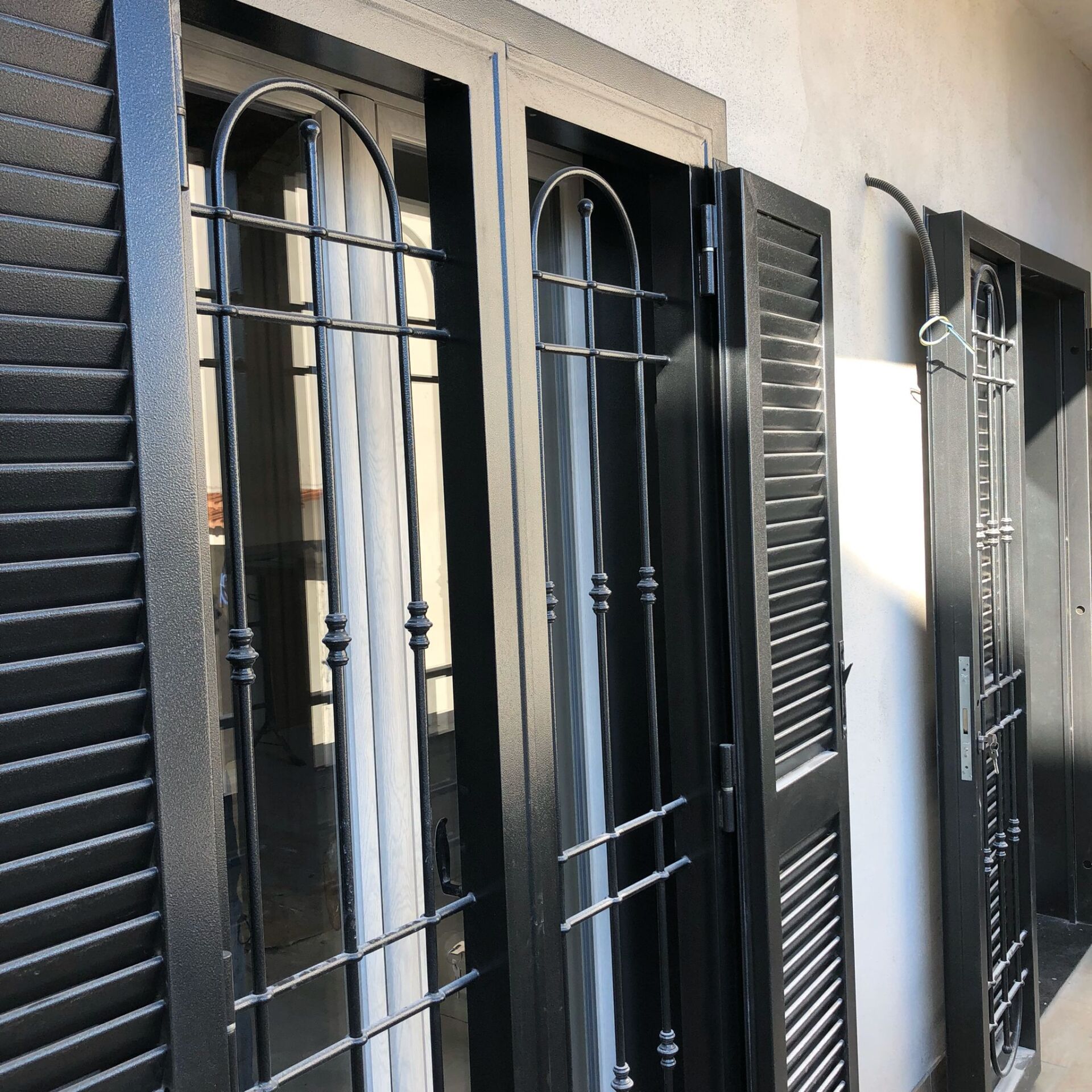 balcone con persiane e grate di protezione