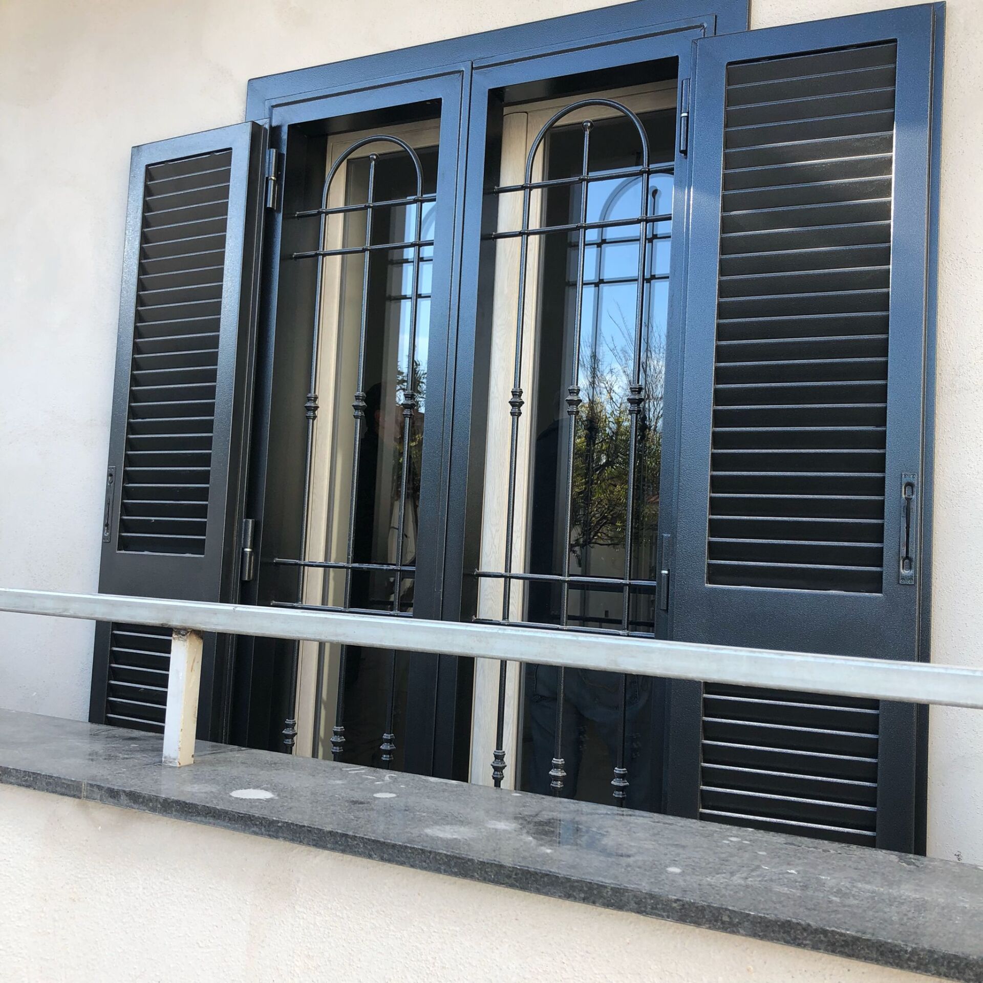 balcone con grata di protezione e infissi in PVC