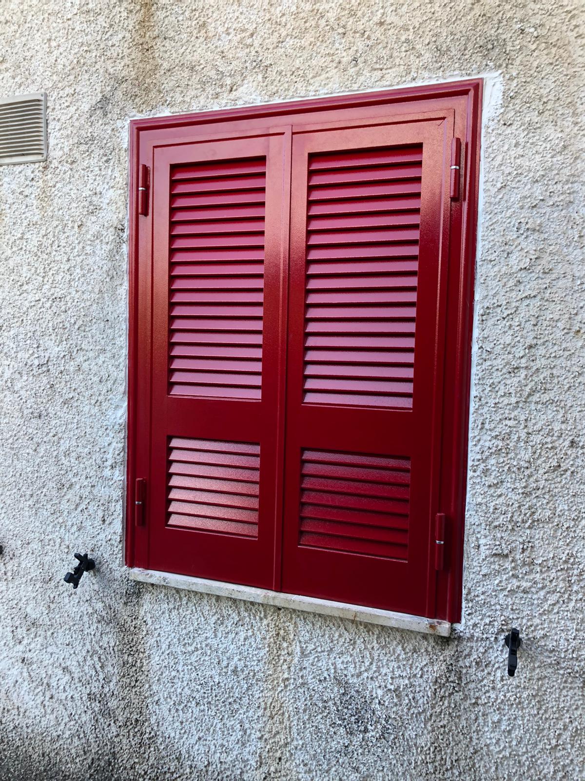 finestra con persiane rosse