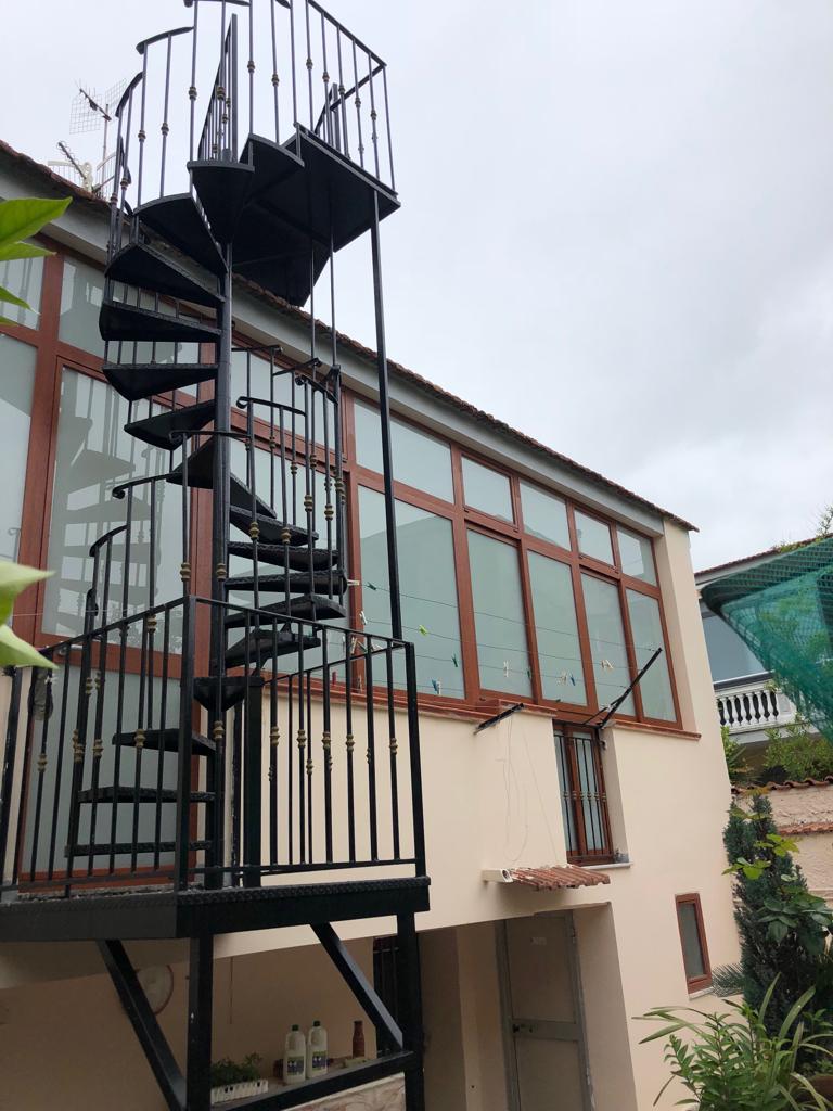 veranda con scala e grata di protezione in ferro