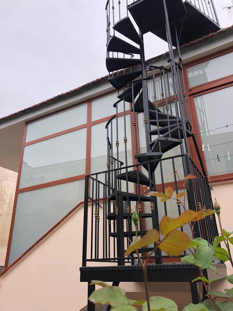 veranda con scala e grata in ferro