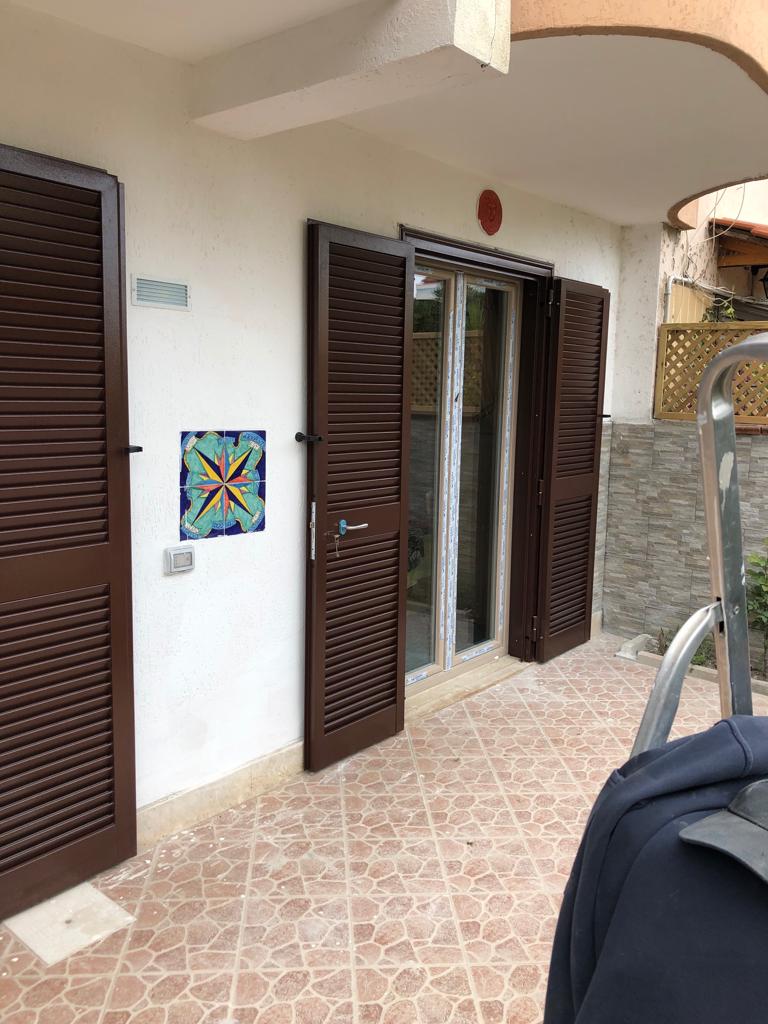 balcone con infissi e persiane in PVC