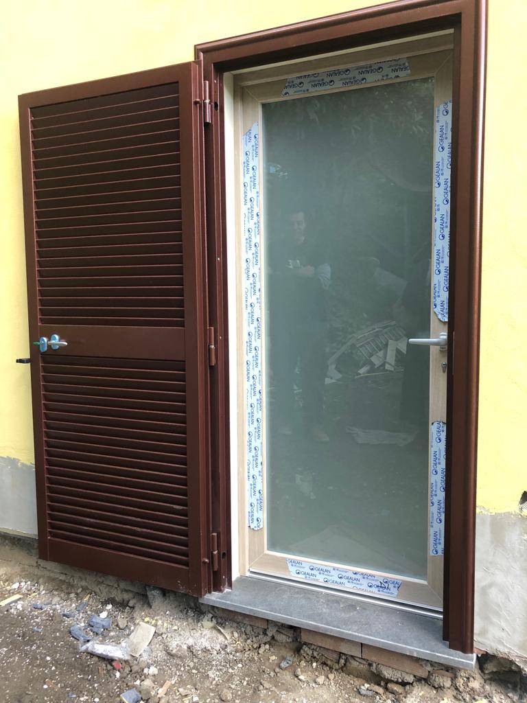 porta con persiana di sicurezza