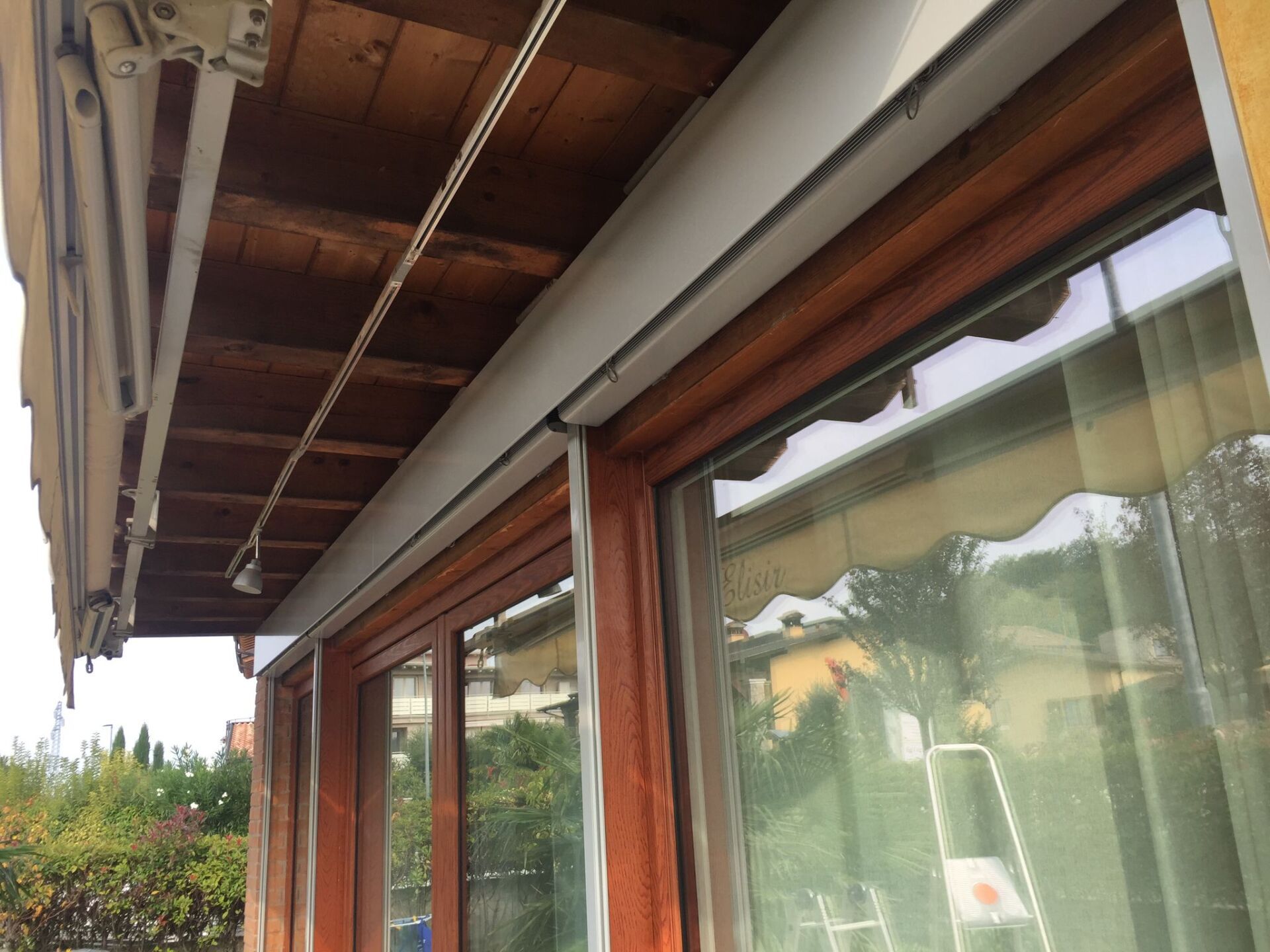 infisso con tenda per il sole