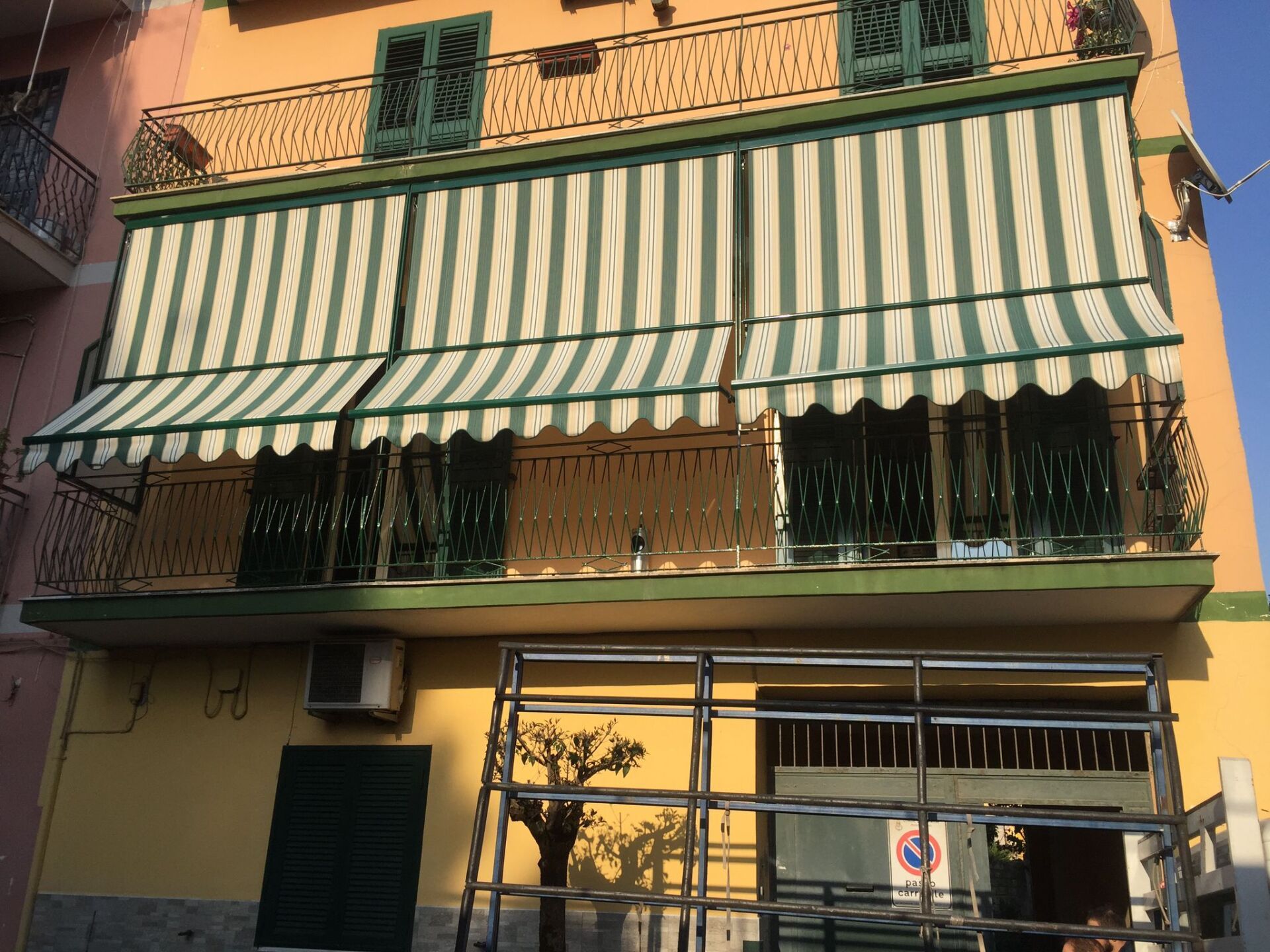 balcone con tenda da sole