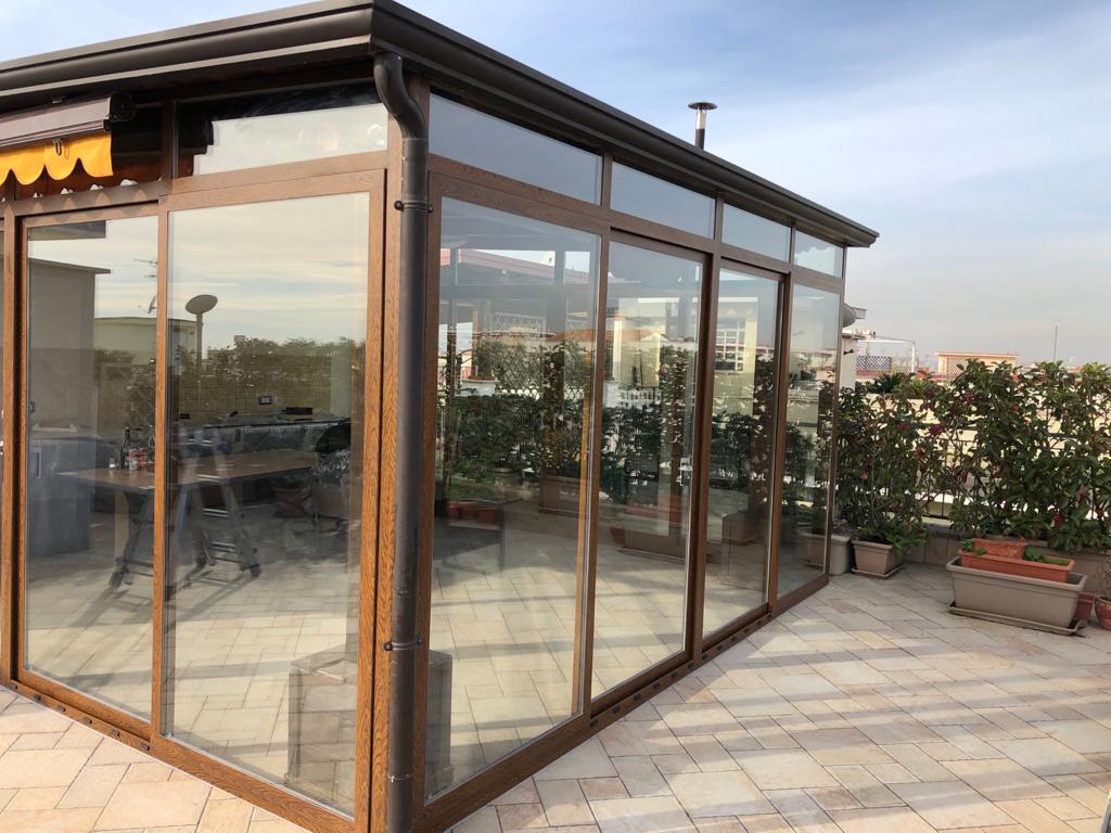 veranda in vetro con infissi in legno