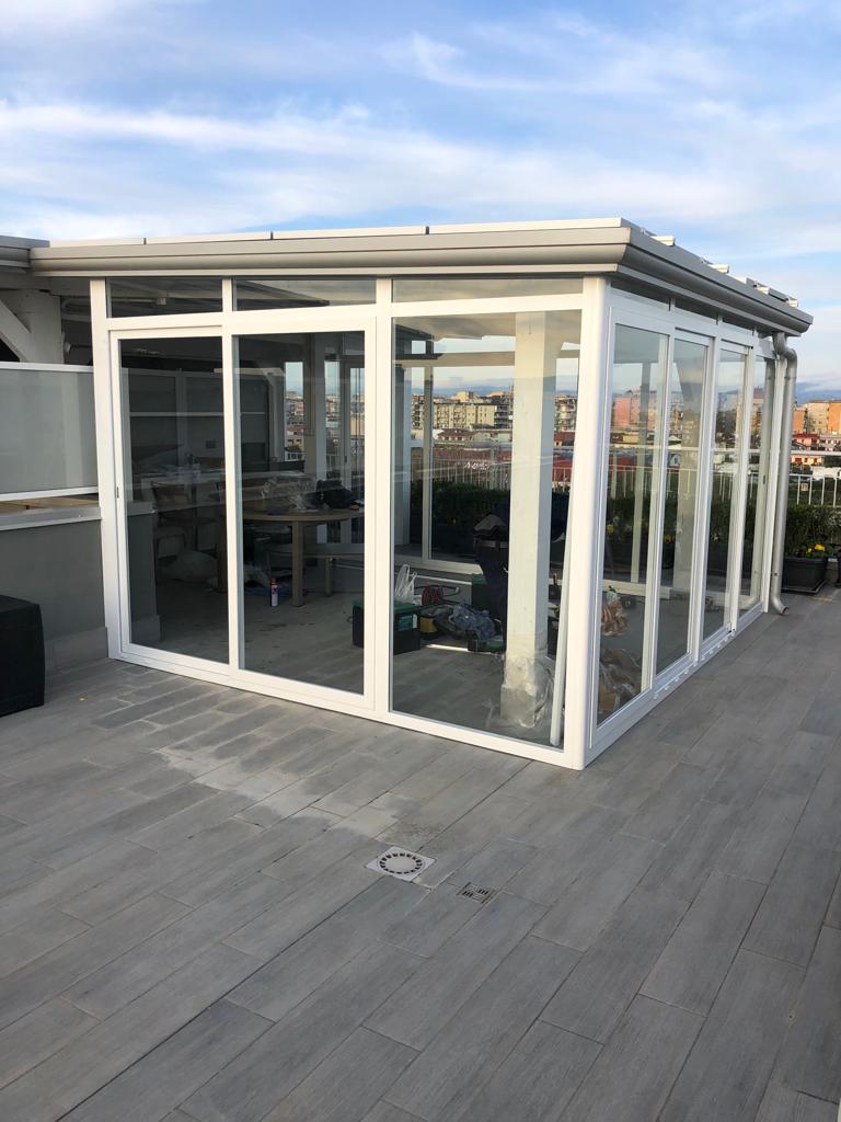 veranda in vetro con infissi in PVC