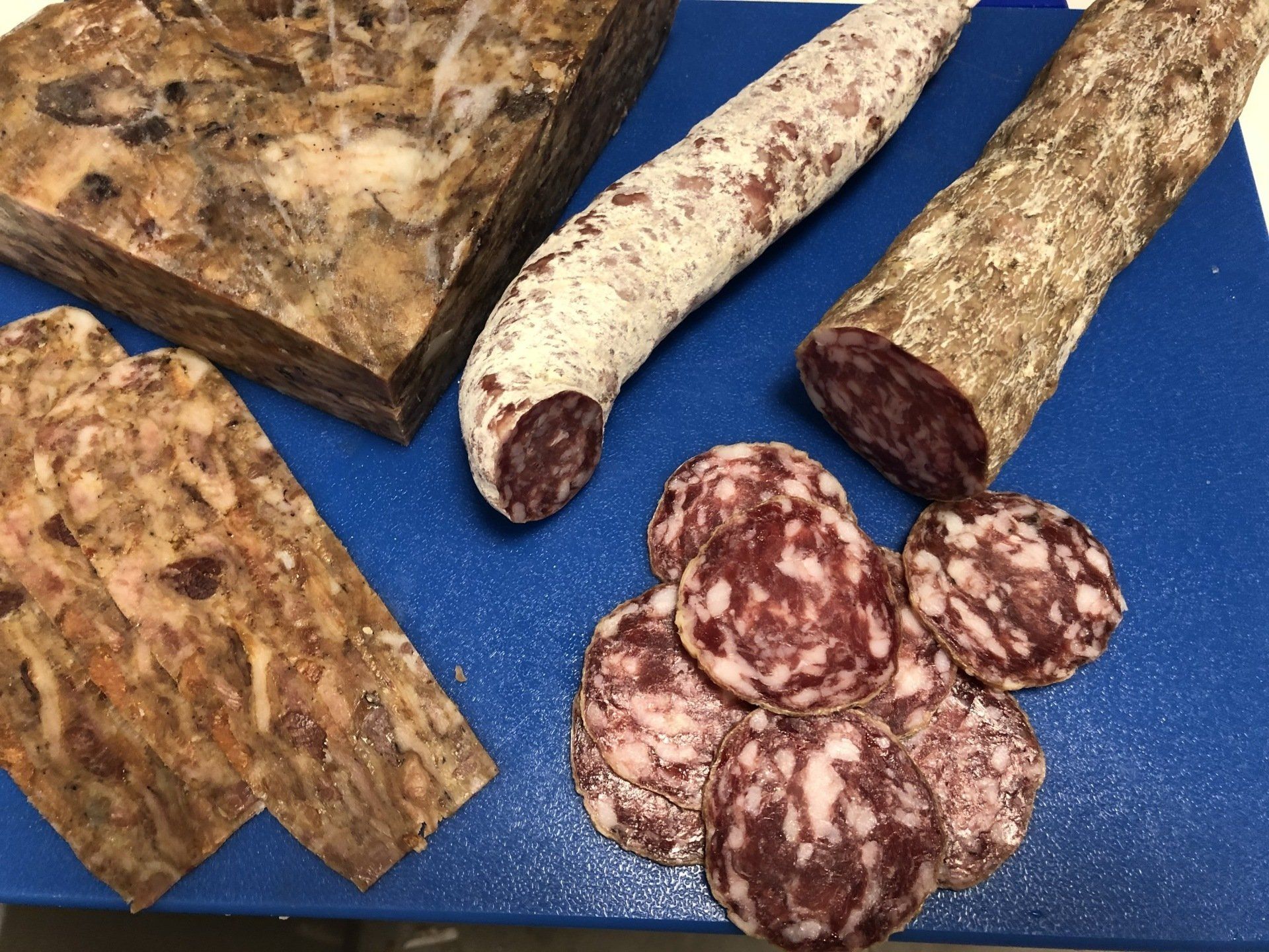 salame viene tagliato