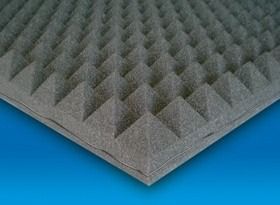 Pannello in schiuma acustica grigia con superficie piramidale su sfondo blu.