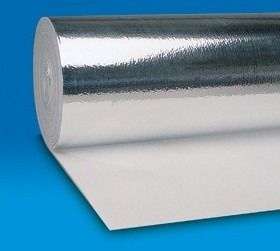 Rotolo di materiale isolante riflettente, argentato da un lato e bianco dall'altro, su sfondo blu.