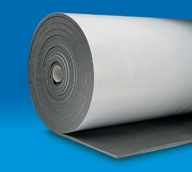 Rotolo di schiuma isolante grigia con supporto bianco, su sfondo blu.