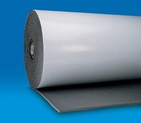 Rotolo di schiuma grigia con strato superiore bianco, parzialmente srotolato, su una superficie blu.