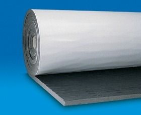 Rotolo di materiale fonoassorbente grigio con rivestimento bianco, su sfondo blu.