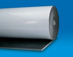 Rotolo di materiale nero e denso con uno strato esterno bianco riflettente, adagiato su uno sfondo blu.