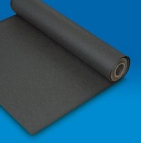 Rotolo di tessuto nero, parzialmente srotolato, su sfondo blu.