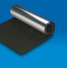 Rotolo di materiale argentato su un foglio nero testurizzato su sfondo blu.