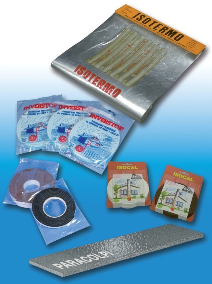 Vari pacchetti di materiali isolanti, tra cui fogli riflettenti, dischi circolari e nastro adesivo.