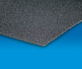 Foglio di schiuma rettangolare grigio scuro su sfondo sfumato blu.