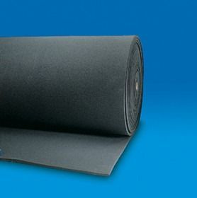Rotolo di materiale spesso, nero, piatto e flessibile su uno sfondo sfumato blu.