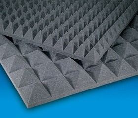 Pannelli acustici in schiuma grigia a forma di piramide su sfondo blu.