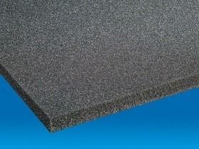 Foglio di schiuma grigio scuro, rettangolare, su sfondo blu.